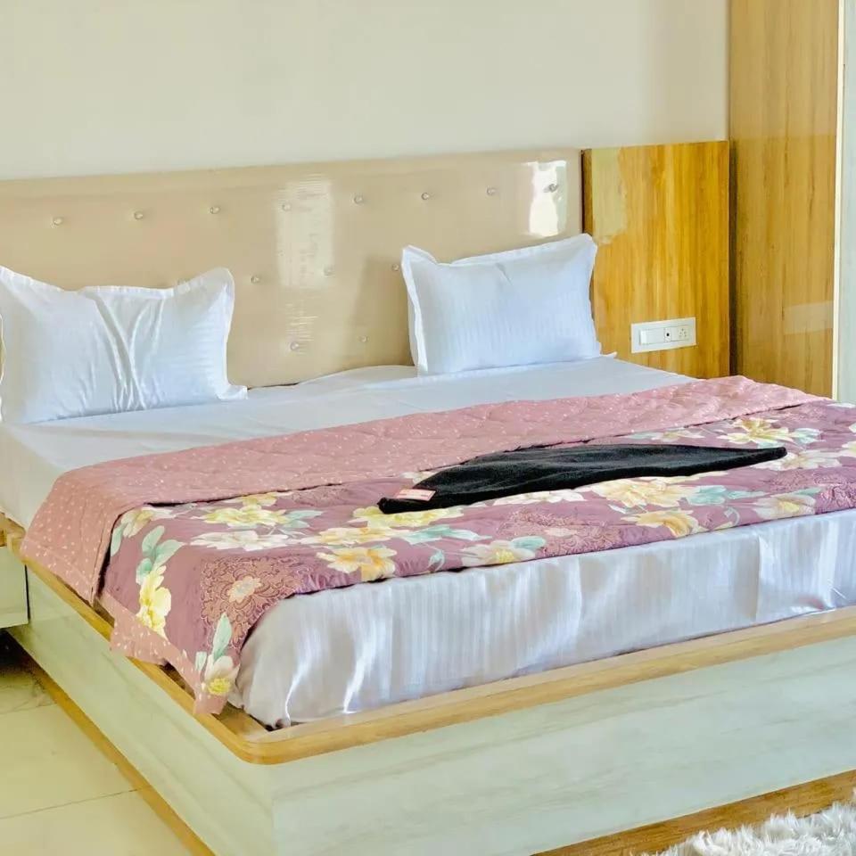 The Silver Tulip Hotel Ludhiana Eksteriør billede
