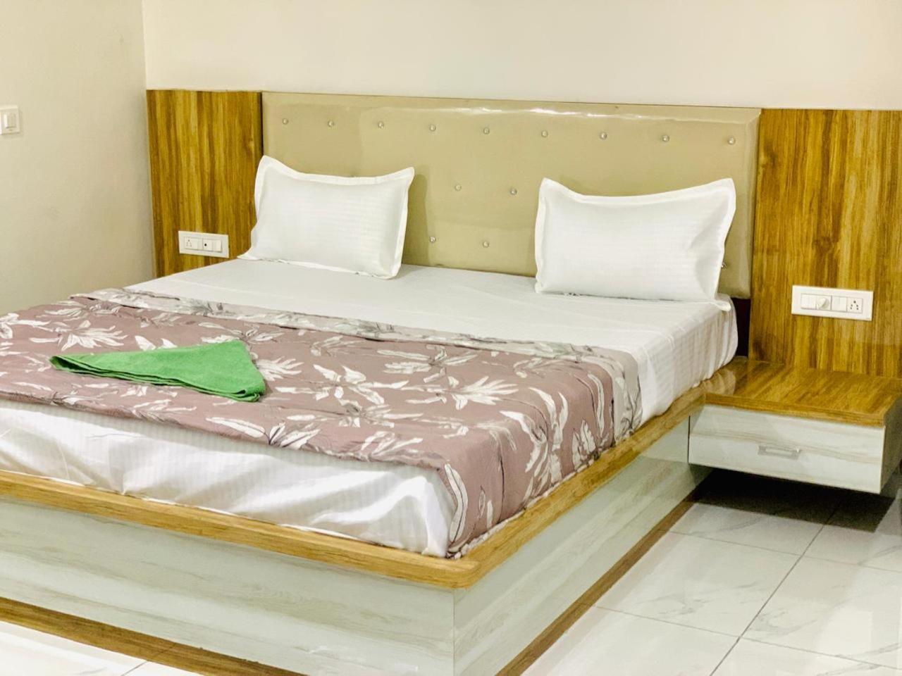 The Silver Tulip Hotel Ludhiana Eksteriør billede